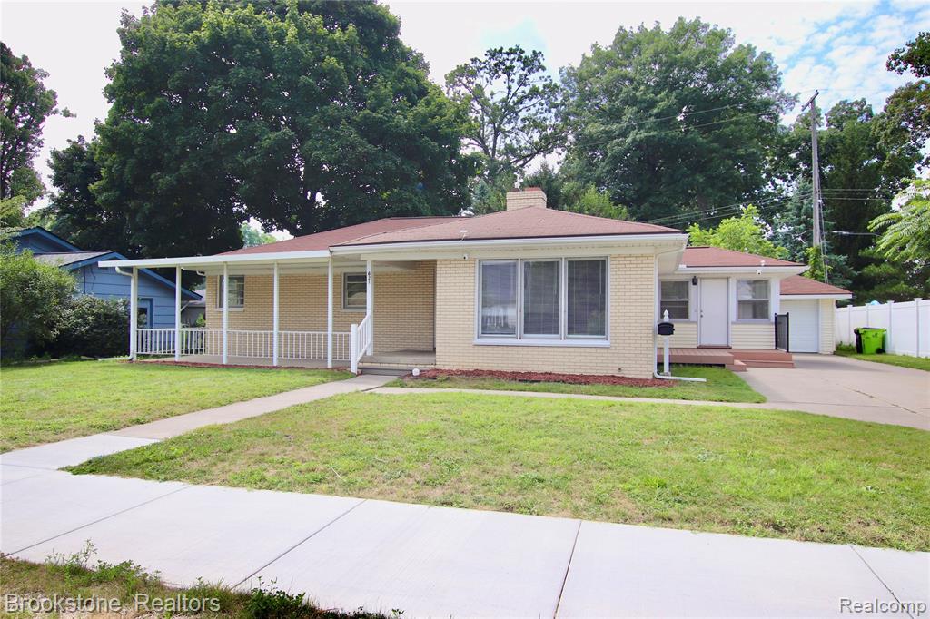 621 Forest Drive, Fenton, MI 48430 — front exterior