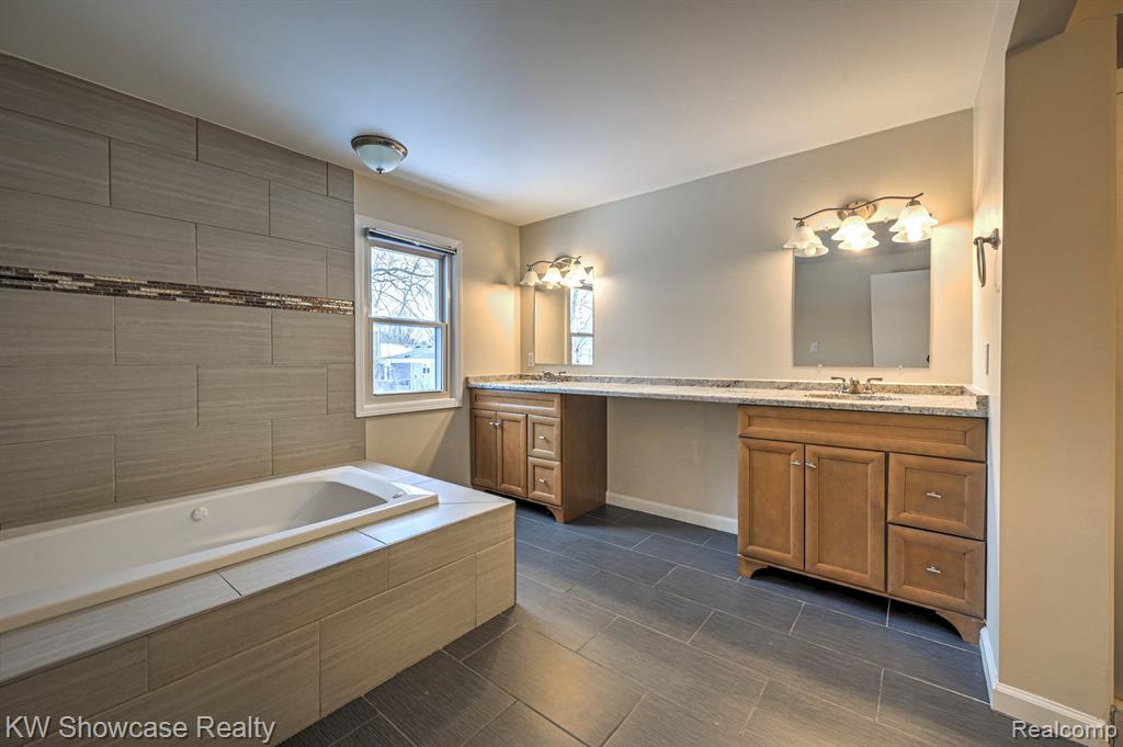 4238 STILL MEADOW Lane, West Bloomfield, MI 48323 — Photo 33