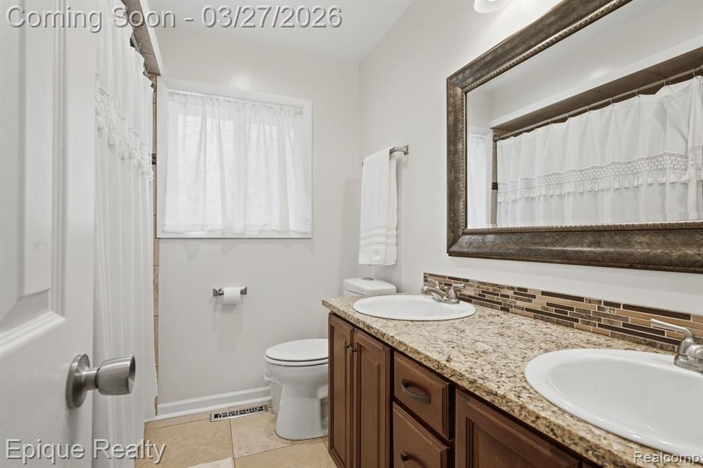 8102 Dungarvin Drive, Grand Blanc, MI 48439 — Photo 17