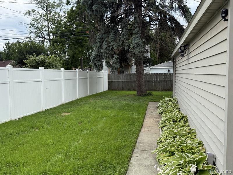 8303 Lenore Street, Dearborn Heights, MI 48127 — Photo 20
