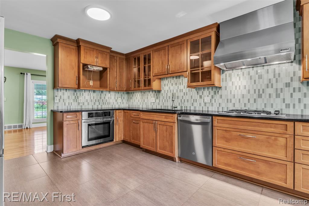 31923 Bella Vista Drive, Farmington, MI 48334 — Photo 8