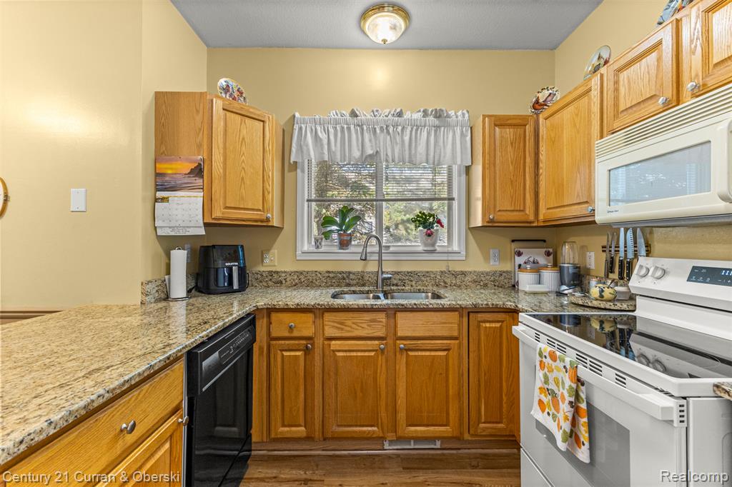 698 Ravencrest Lane, Westland, MI — Photo 10