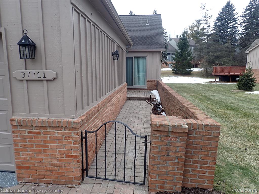 37711 AMBER Drive, Farmington Hills, MI 48331 — Photo 2