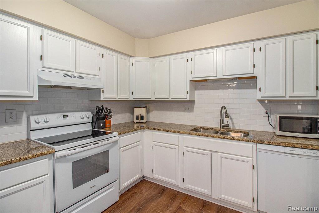 61216 GREENWOOD Drive, South Lyon, MI 48178 — Photo 10