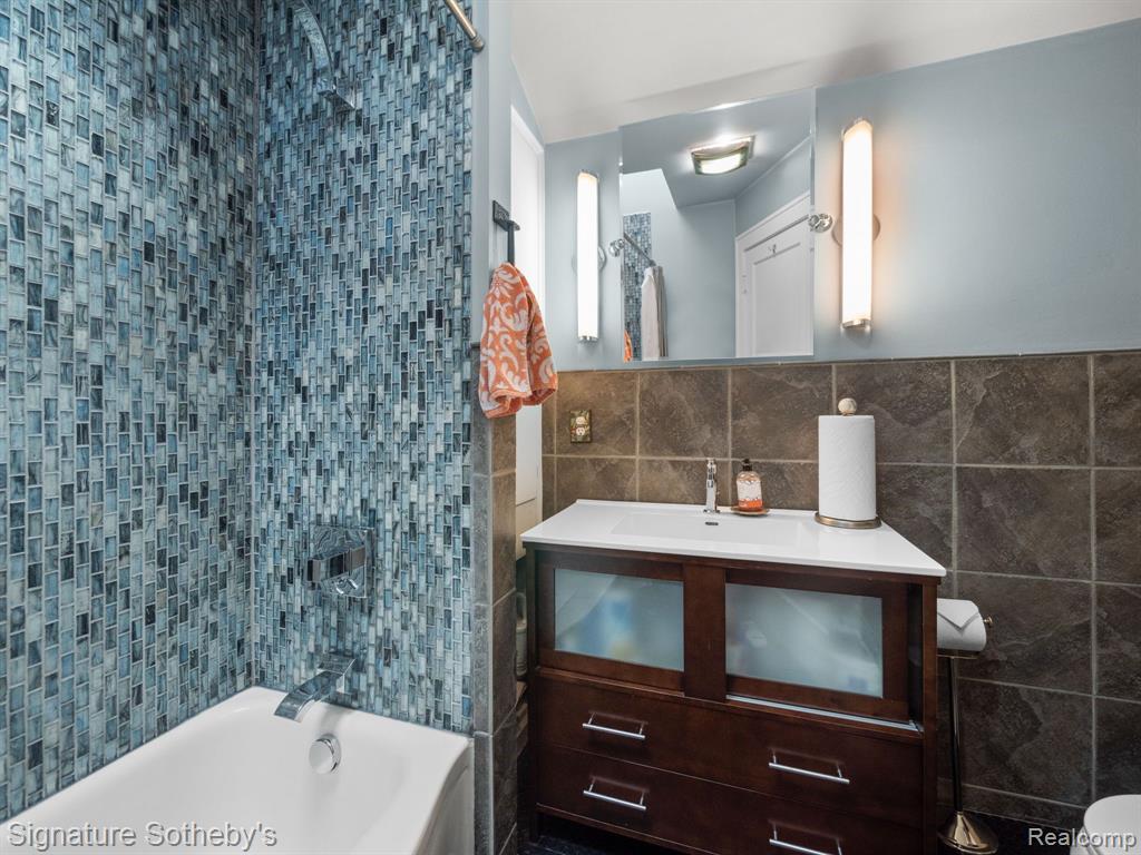 7 ROBERTSON Court, Clarkston, MI — Photo 32