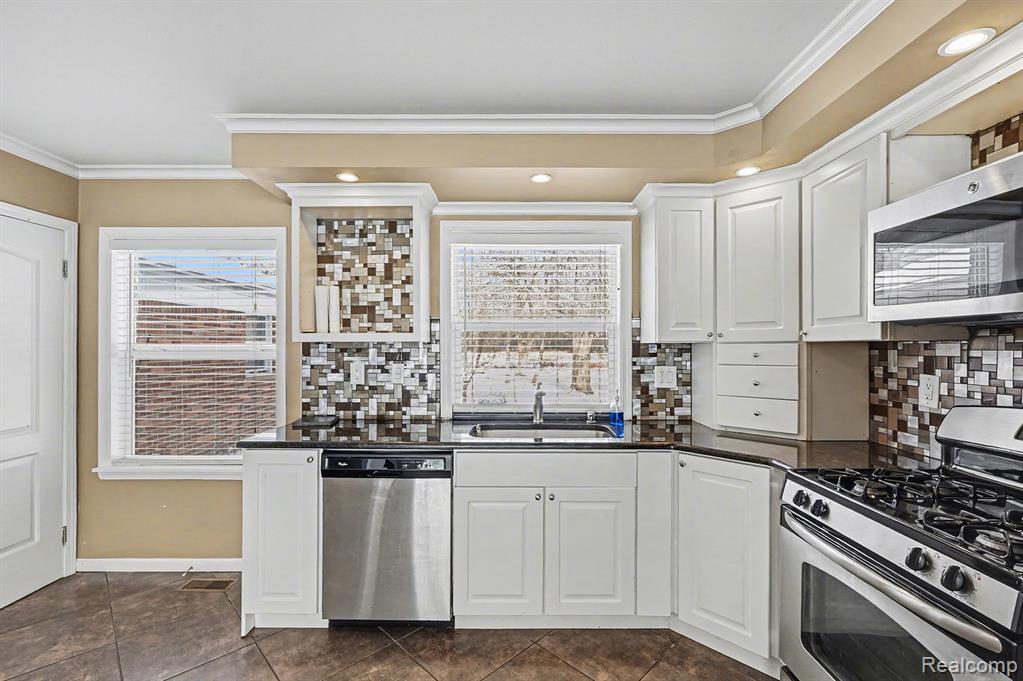 835 E Square Lake Road, Troy, MI 48085 — Photo 11