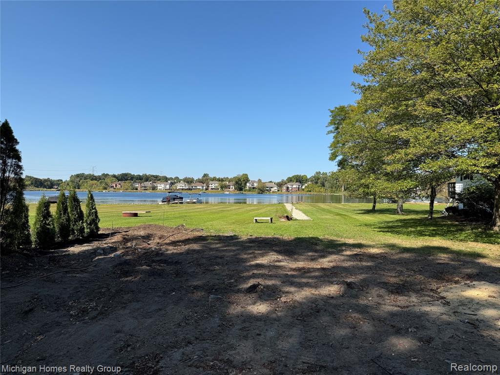 2910 LOON Drive, Wixom, MI 48393 — Photo 2