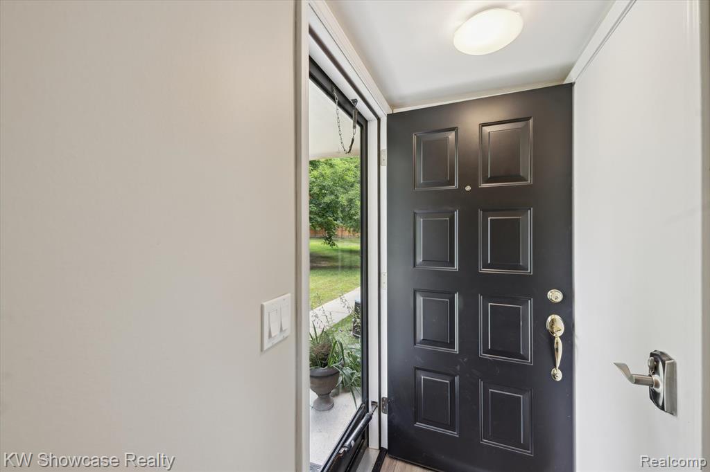 7783 Lake Ridge Drive, Waterford, MI 48327 — Photo 4