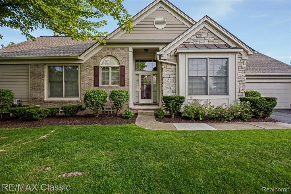 16934 Lochmoor Circle W, Northville, MI 48168