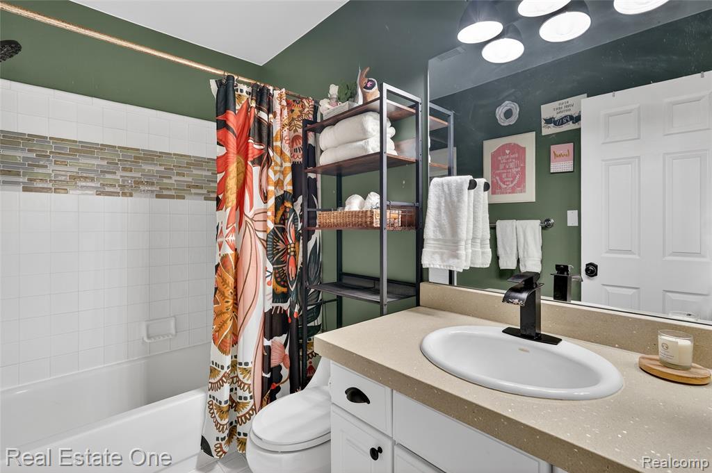 564 Dorchester Way, Milford, MI 48381 — Photo 38