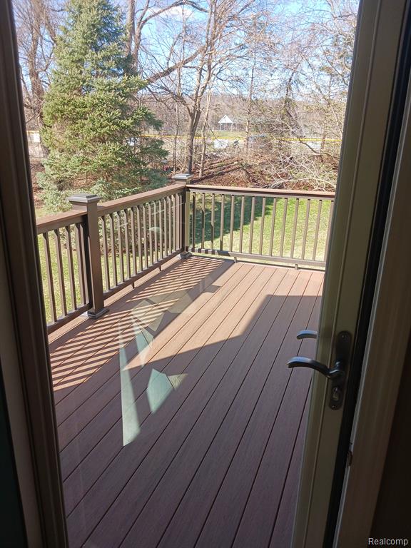 644 MILL POINTE Drive, Milford, MI 48381 — Photo 4