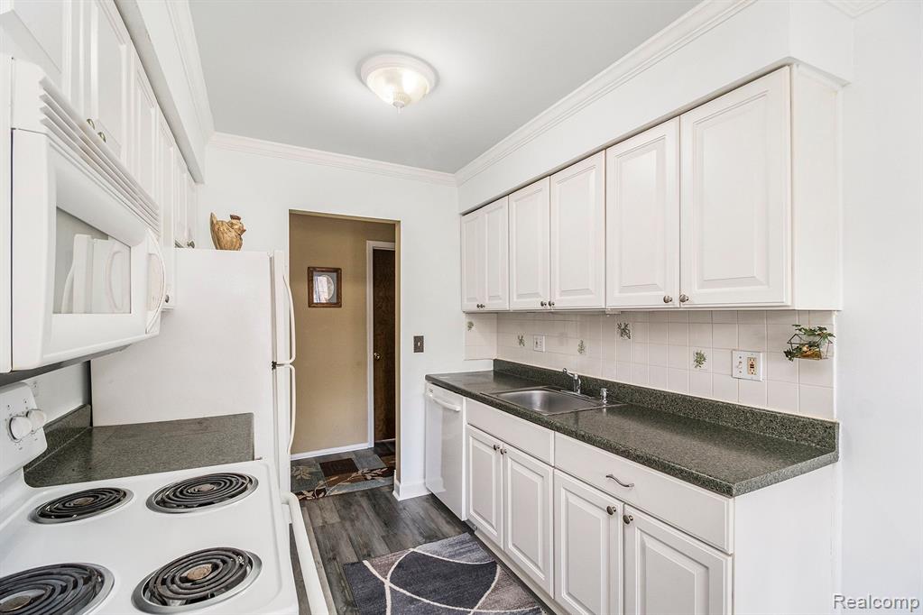 4621 Leisure Lane, Trenton, MI 48183 — Photo 12