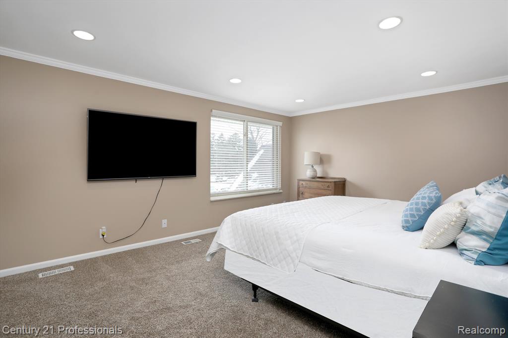9077 BAVARIAN Court, Clarkston, MI 48348 — Photo 12