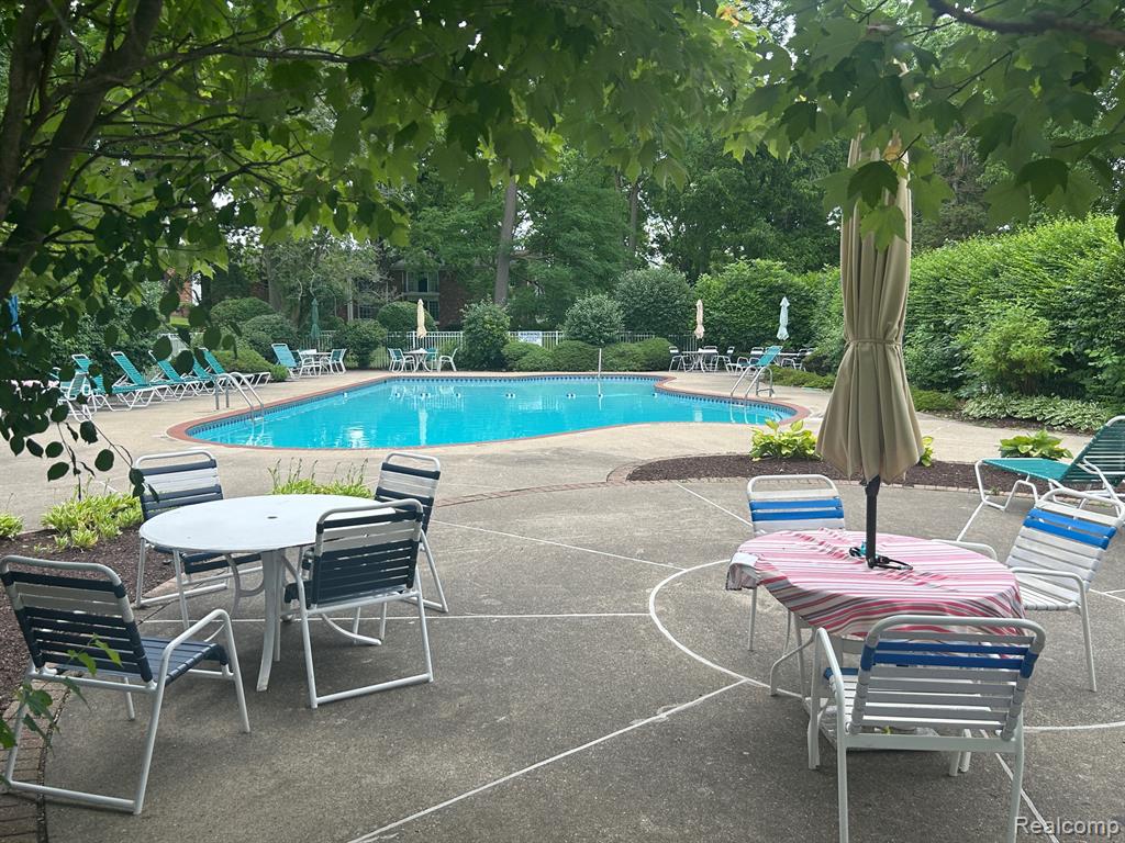 436 S FOX HILLS DR APT 5, Bloomfield Hills, MI 48304 — Photo 30