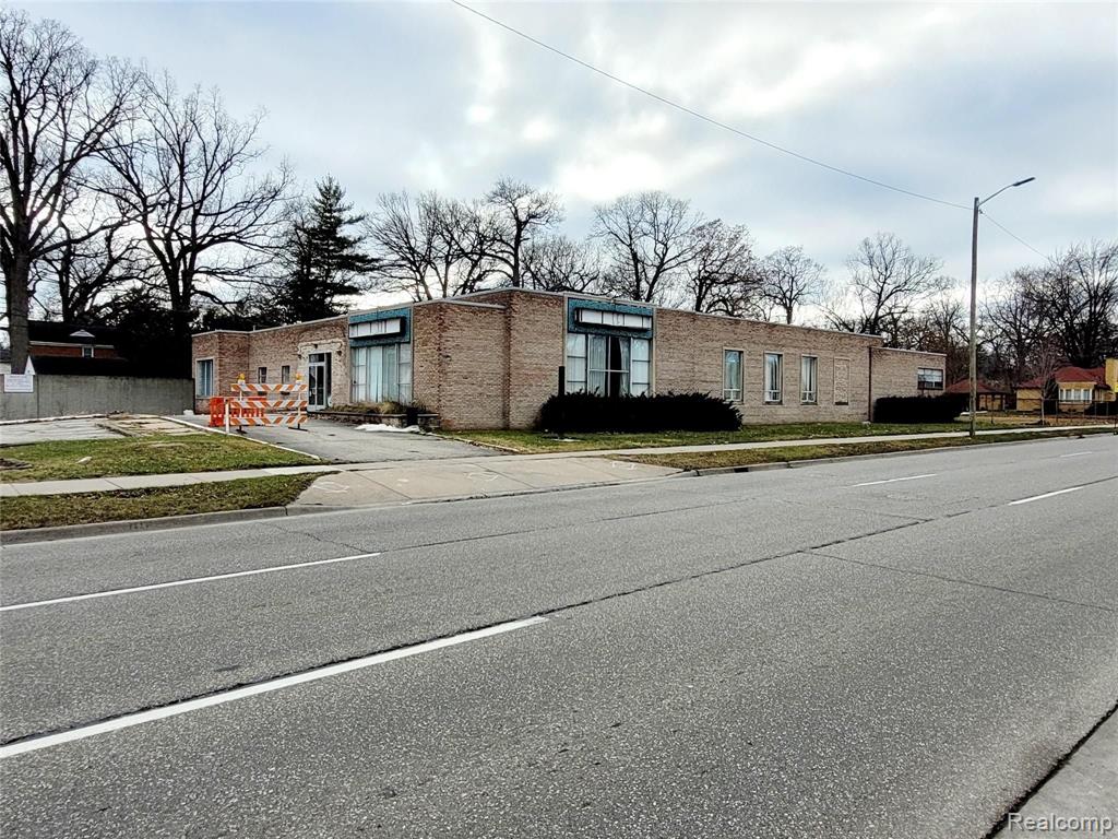2411 W 8 MILE Road, Highland Park, MI 48203