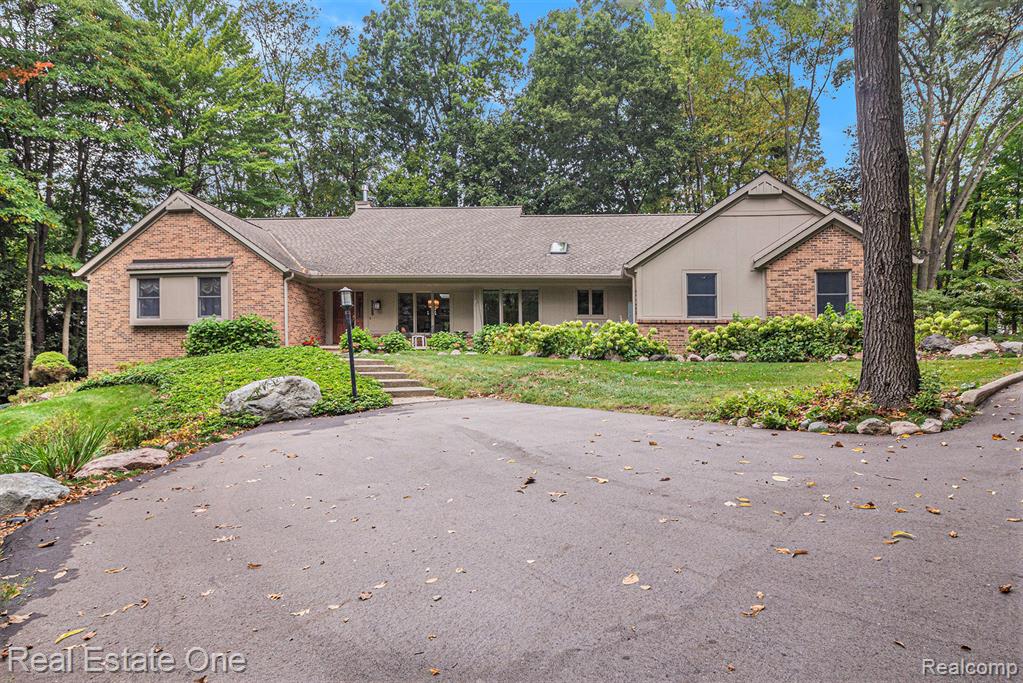 3125 N Tipsico Lake Road, Hartland, MI 48353 — front exterior