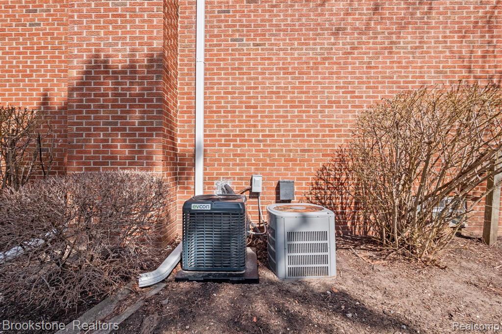 658 E FOX HILLS Drive, Bloomfield Hills, MI 48304 — Photo 29
