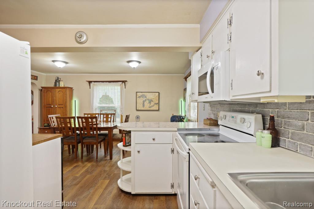 6814 Curtis Road, Bridgeport, MI 48722 — Photo 17