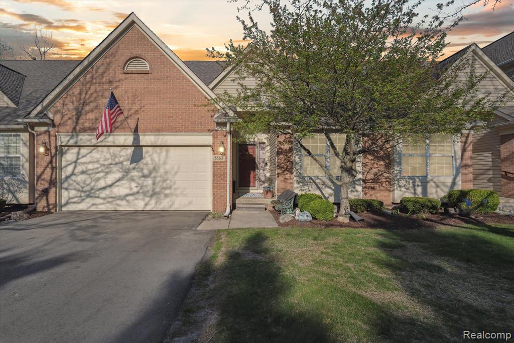 5563 PINEHURST Drive, 191, Trenton, MI 48183 — Photo 2