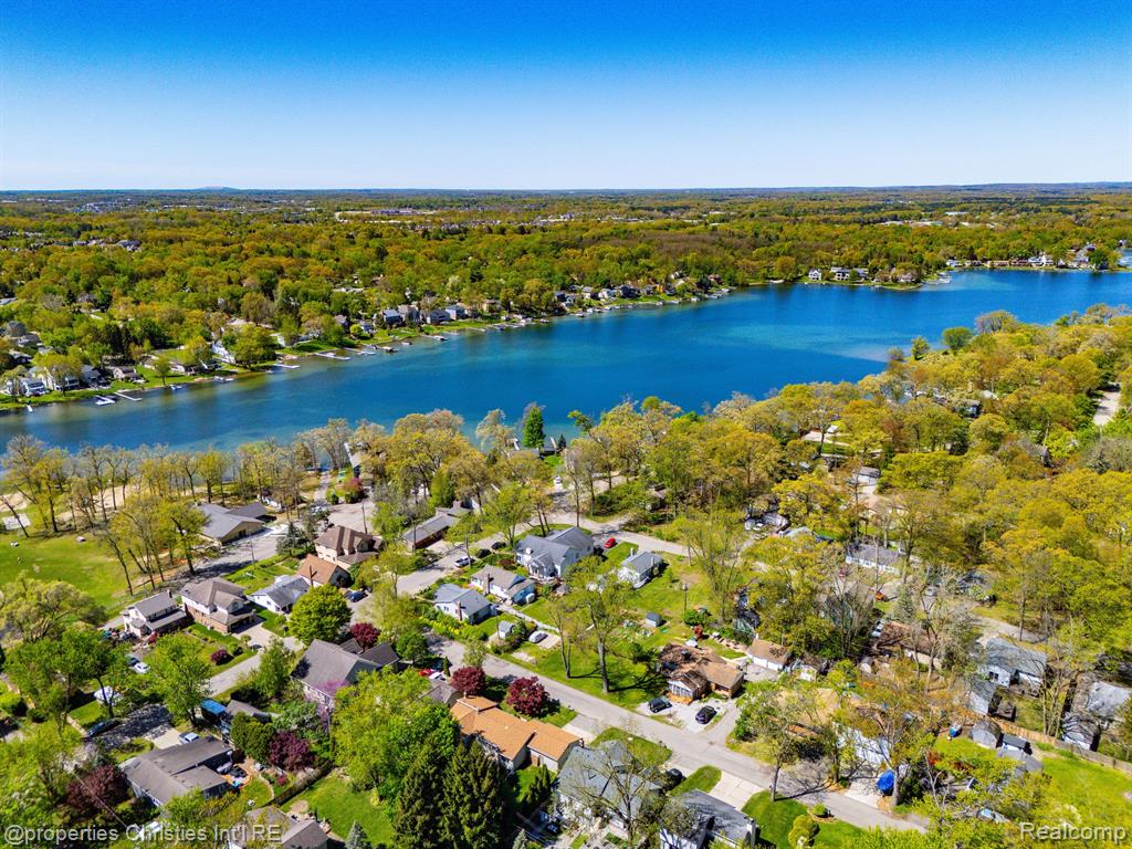 6785 GRASSLAND Avenue, West Bloomfield, MI 48324 — Photo 44