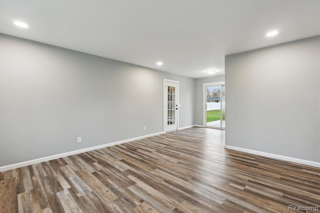 7107 FAIRGROVE Drive, Swartz Creek, MI 48473 — Photo 9