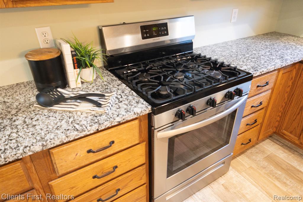 584 Worthington Road, Canton, MI 48188 — Photo 9