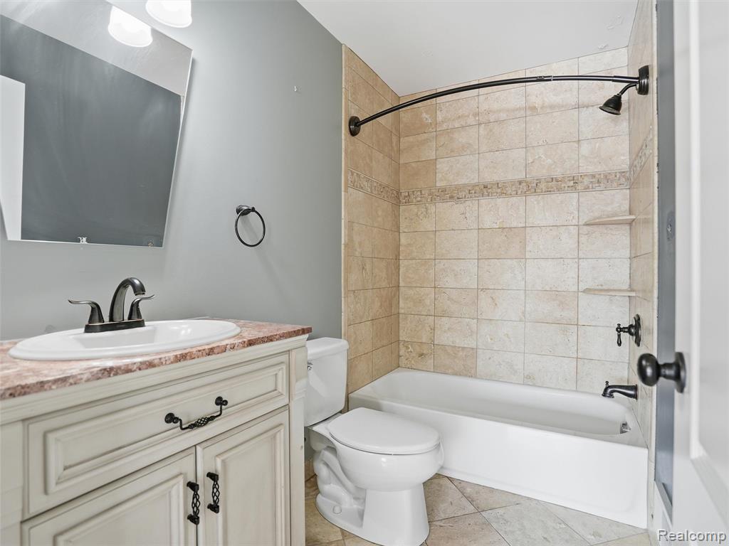 29750 Bristol Lane, Bingham Farms, MI 48025 — Photo 15