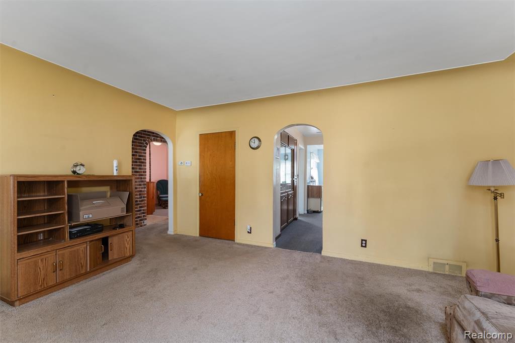 5711 Crescent Road, Waterford, MI 48327 — Photo 10