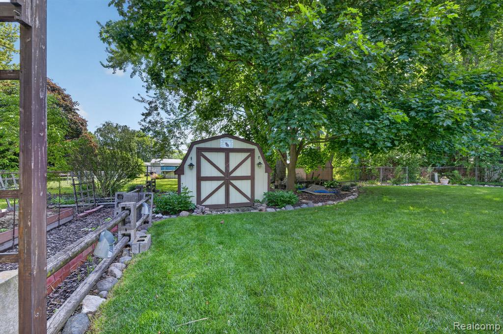 4369 Dixon Drive, Swartz Creek, MI 48473 — Photo 60