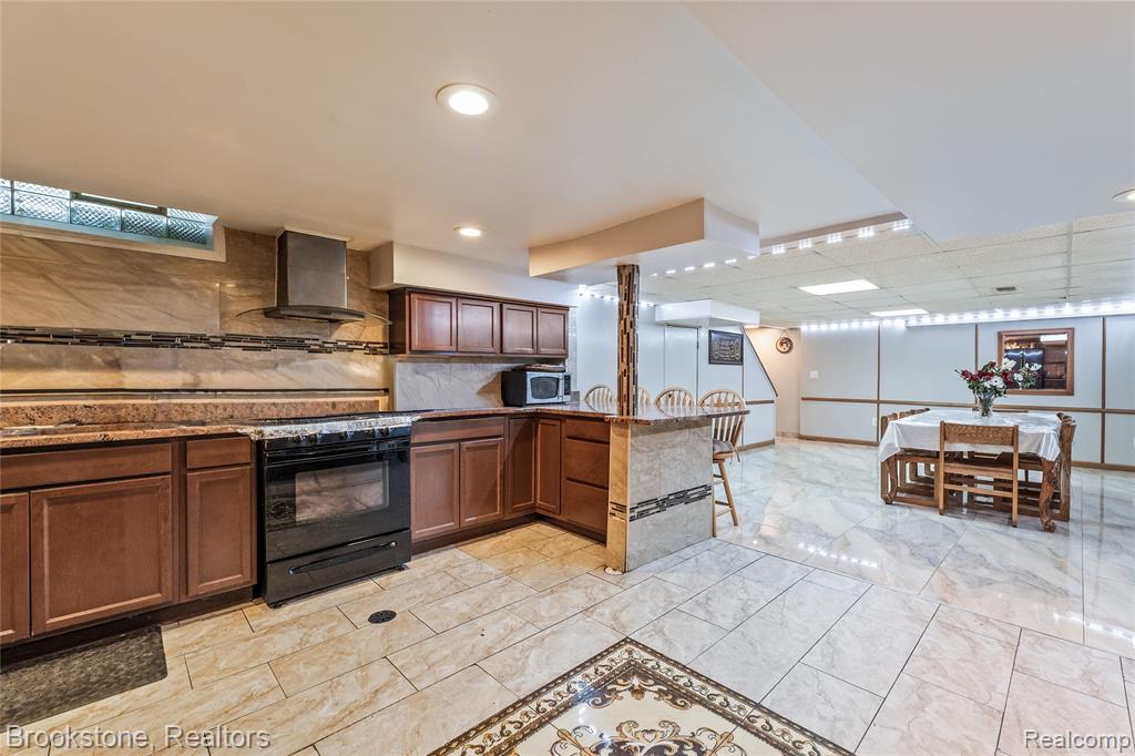 6921 Robindale Avenue, Dearborn Heights, MI 48127 — Photo 27