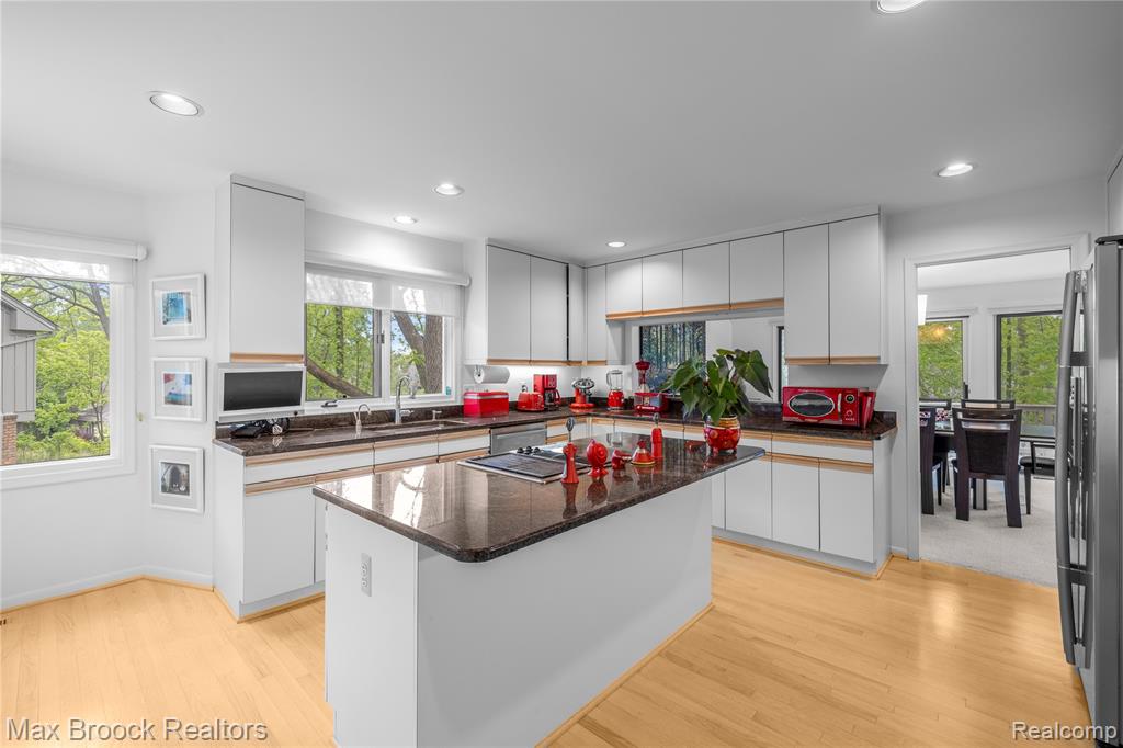 4933 Woodcliff Hill Road N, West Bloomfield, MI 48323 — Photo 11