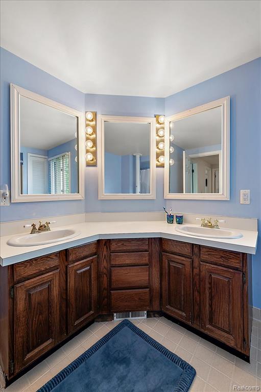 6153 Kiev Street, West Bloomfield, MI 48324 — Photo 30