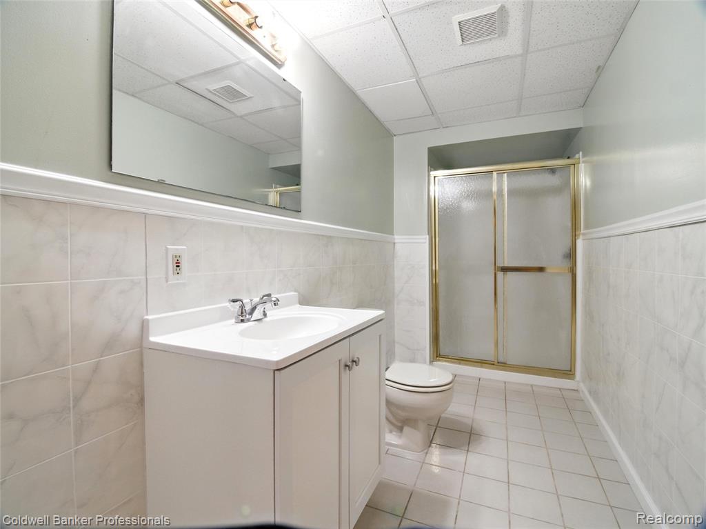 5728 Coach House Court, Waterford, MI 48327 — Photo 17
