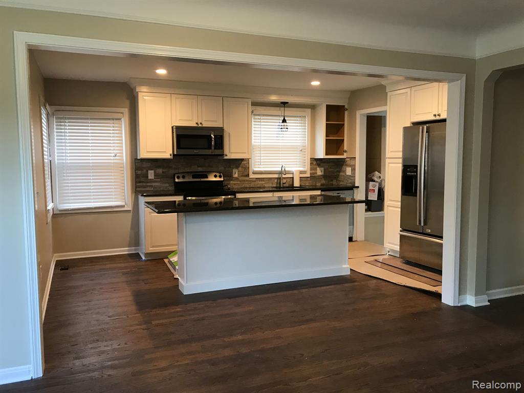 800 CAMBRIDGE Road, Berkley, MI 48072 — Photo 2