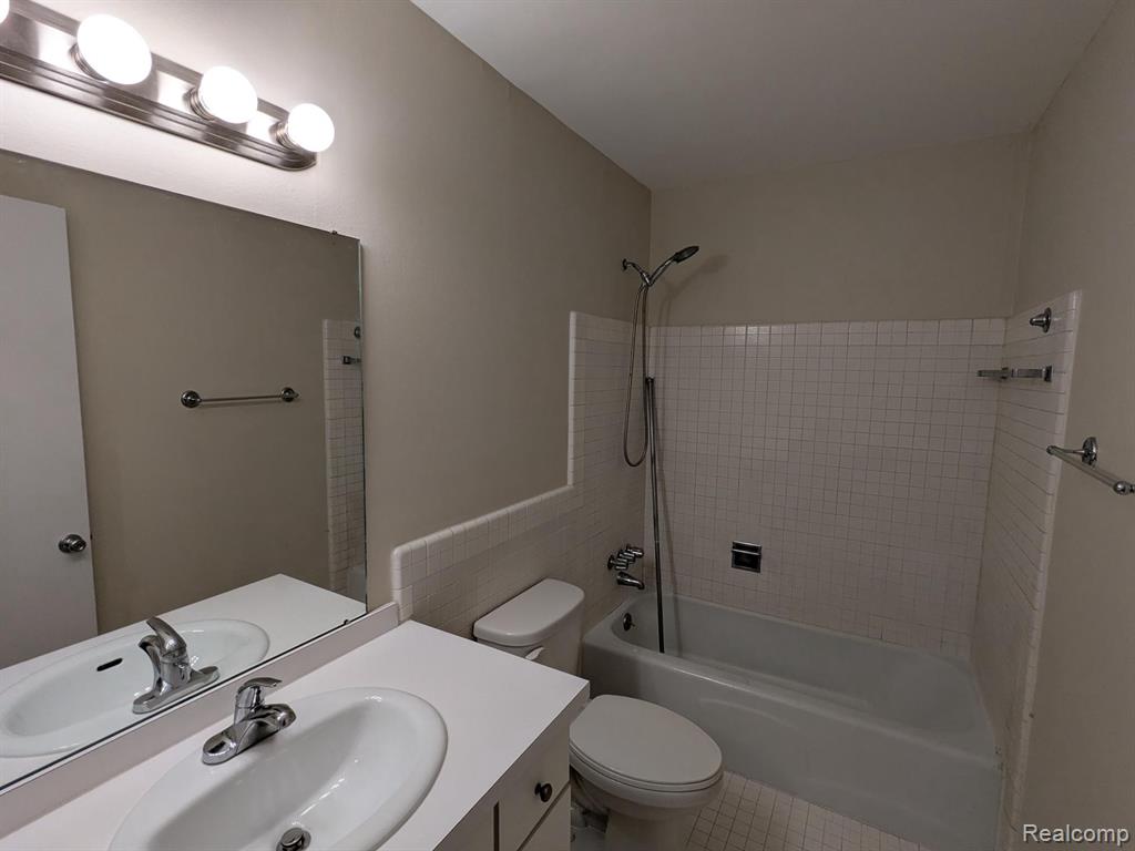 454 N Fox Hills Drive, A-8, Bloomfield, MI 48304 — Photo 7