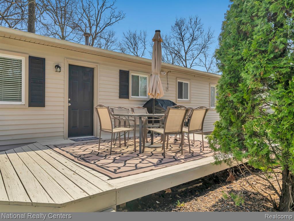 6823 SALINE Drive, Waterford, MI 48329 — Photo 19