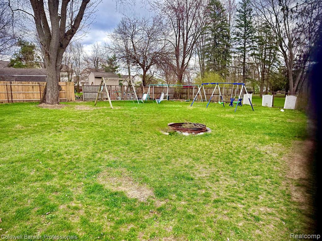 427 S LEMEN Street, Fenton, MI 48430 — Photo 9