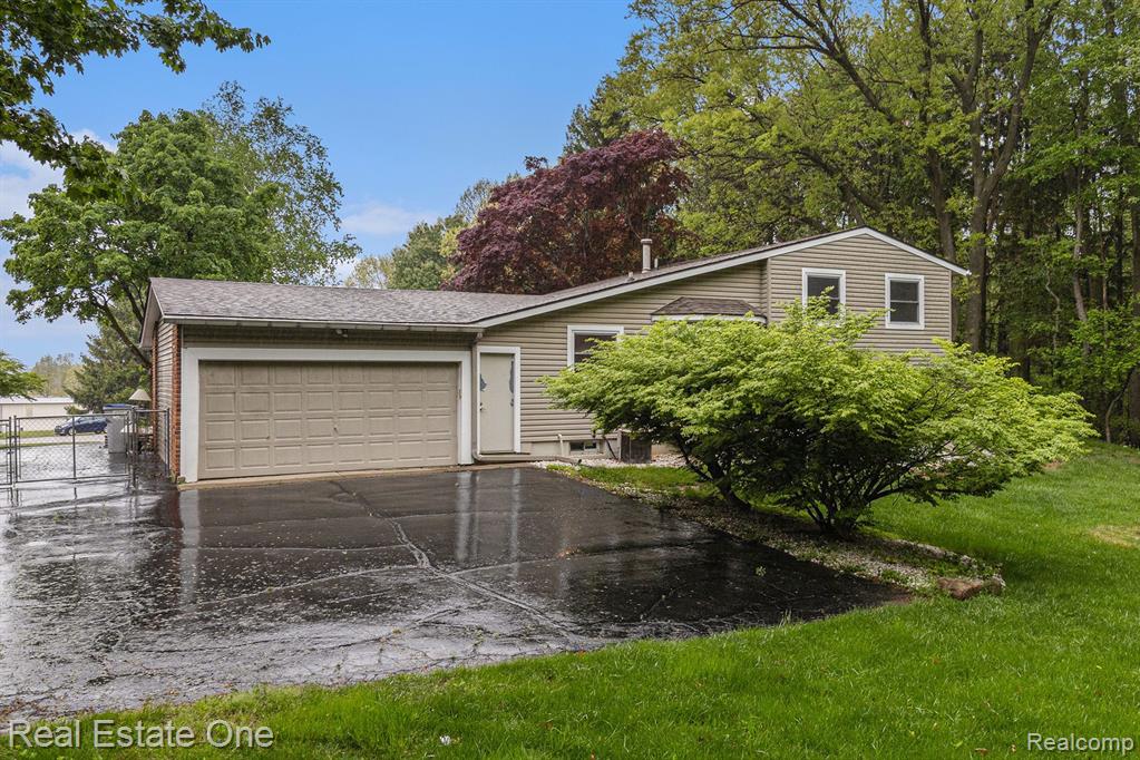 8830 SKYLANE Drive, Brighton, MI 48114 — Photo 30