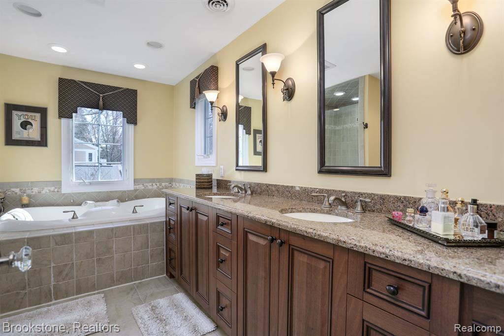 7585 LILAC Court, West Bloomfield, MI 48324 — Photo 28