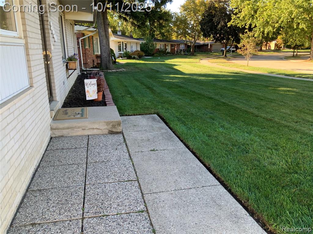9130 E Bassett Court, Livonia, MI 48150 — Photo 8