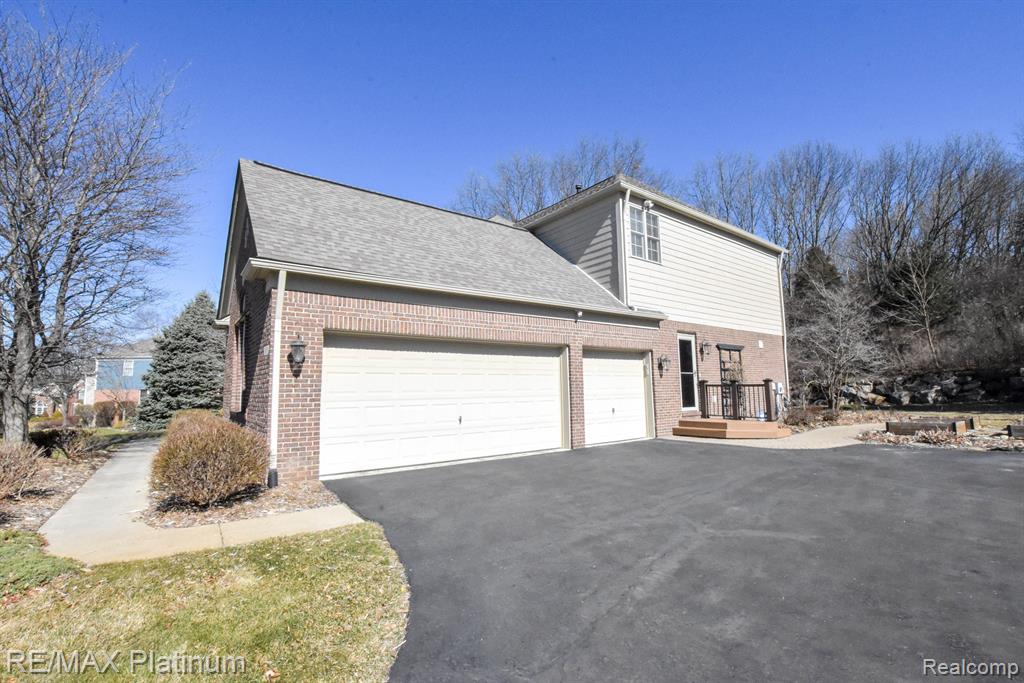 9037 RIDGEFIELD Drive, Brighton, MI 48114 — Photo 7