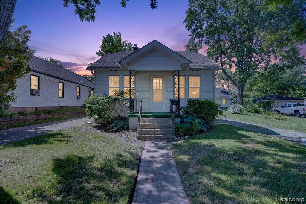 29 W New York Avenue, Pontiac, MI 48340