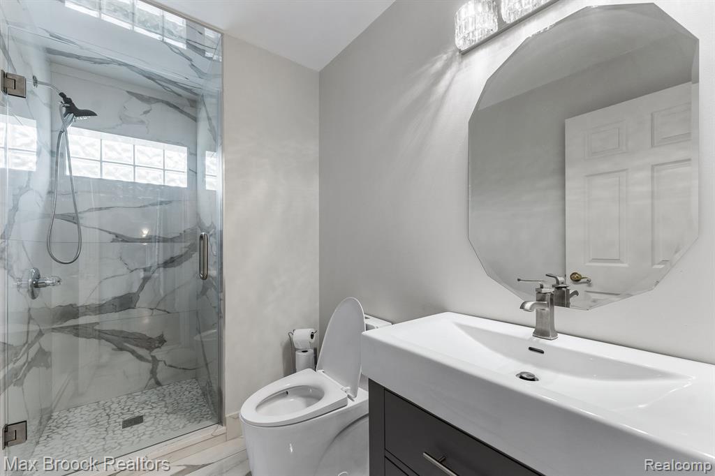 20403 Robinway Drive, Clinton Twp, MI 48036 — Photo 20