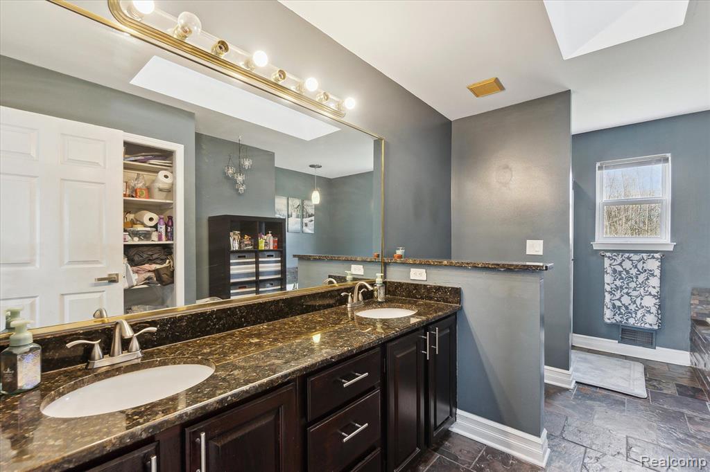 4045 FOREST EDGE Drive, Commerce Twp, MI 48382 — Photo 29