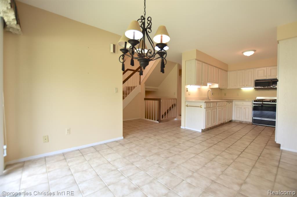 1752 S HILL Boulevard, Bloomfield Hills, MI 48304 — Photo 14