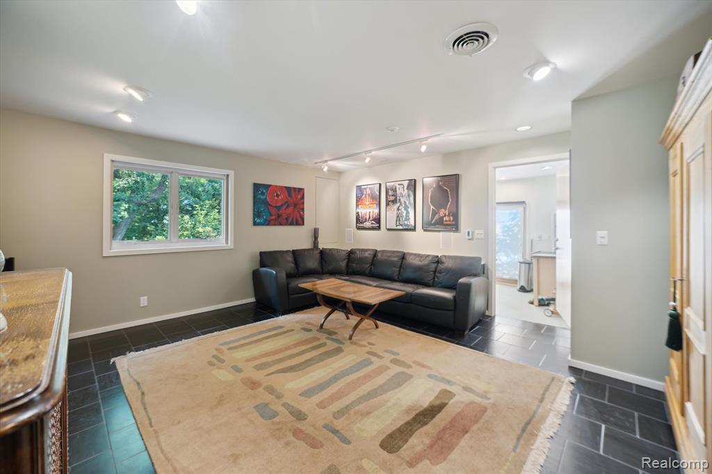 2172 Anns Way, Ann Arbor, MI 48105 — Photo 38