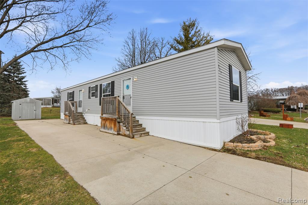 807 Swan Street, Rochester Hills, MI 48309 — front exterior