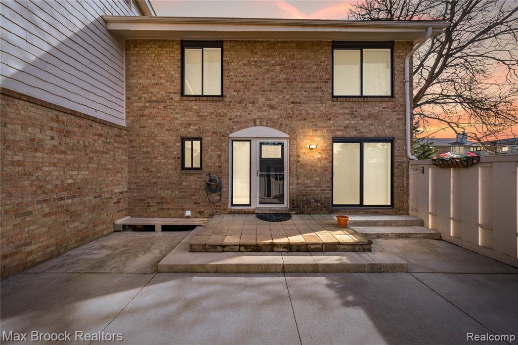7451 Pebble Point, West Bloomfield, MI — front exterior