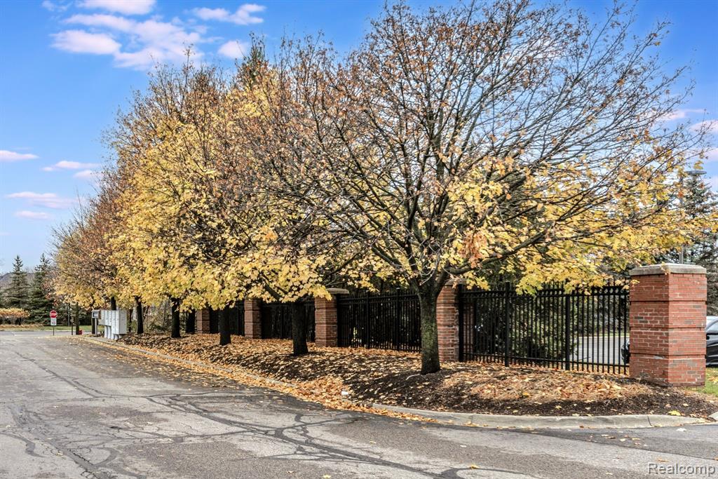 7246 Gateway Drive, West Bloomfield, MI — Photo 16