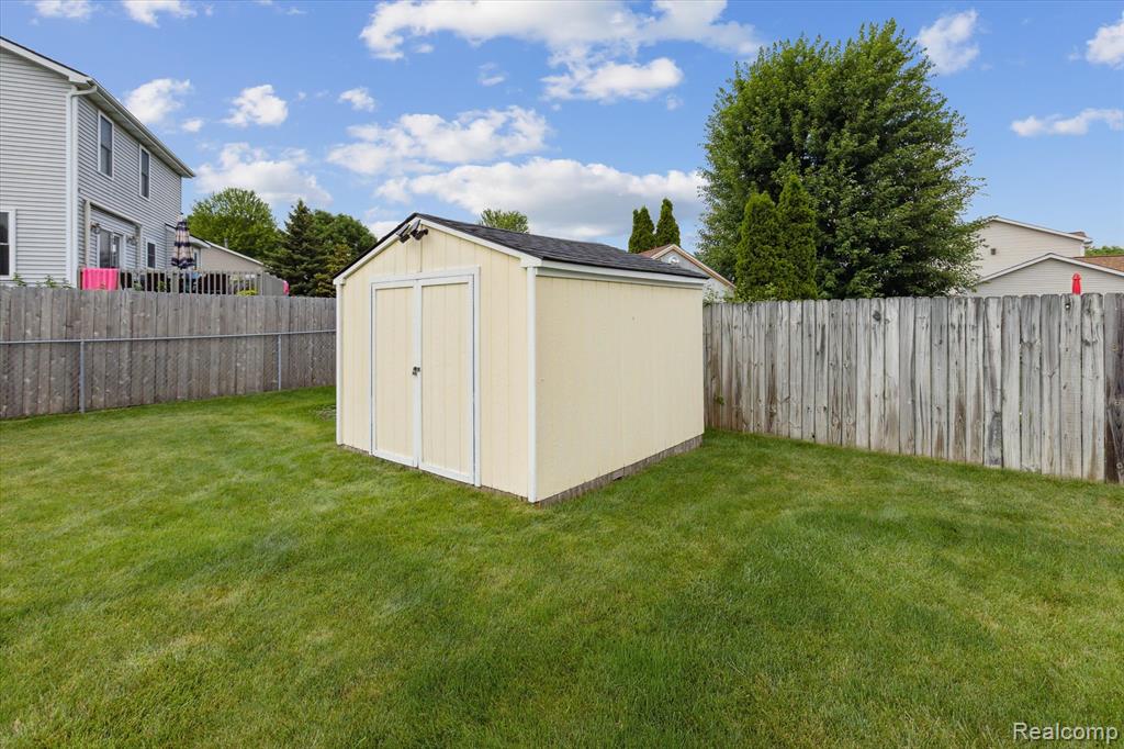 7206 Glen Oak Court, Grand Blanc, MI 48439 — Photo 45